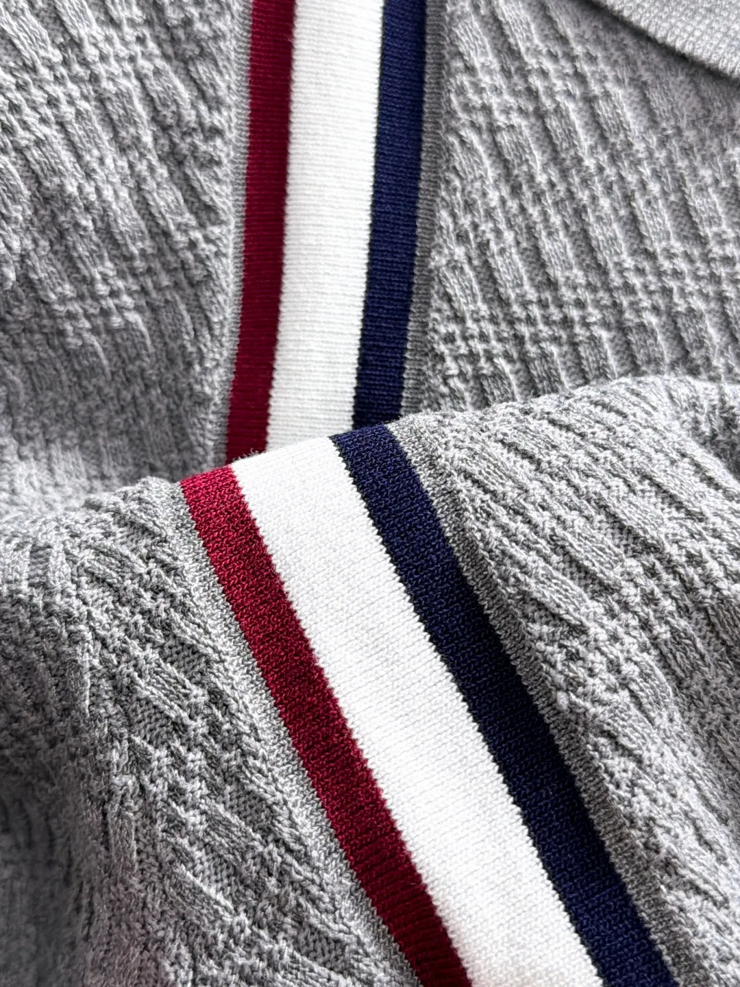 Next day delivery P165 High Quality Mouth Covered 2026 Summer New Arrival Men's Short Sleeve T-shirt Made of combed cotton yarn knitted cotton fabric, pure cotton high weight special yarn, it feels full of weight when weighed, and the upper body is more textured than ordinary T-shirts. This texture can cope with the weather easily and is suitable for both hot and cold! The pattern on the chest adopts three-dimensional embroidery technology, and is perfectly produced stitch by stitch with reference to the original version! Loose fit design, looks noble. Size: M to XXXL